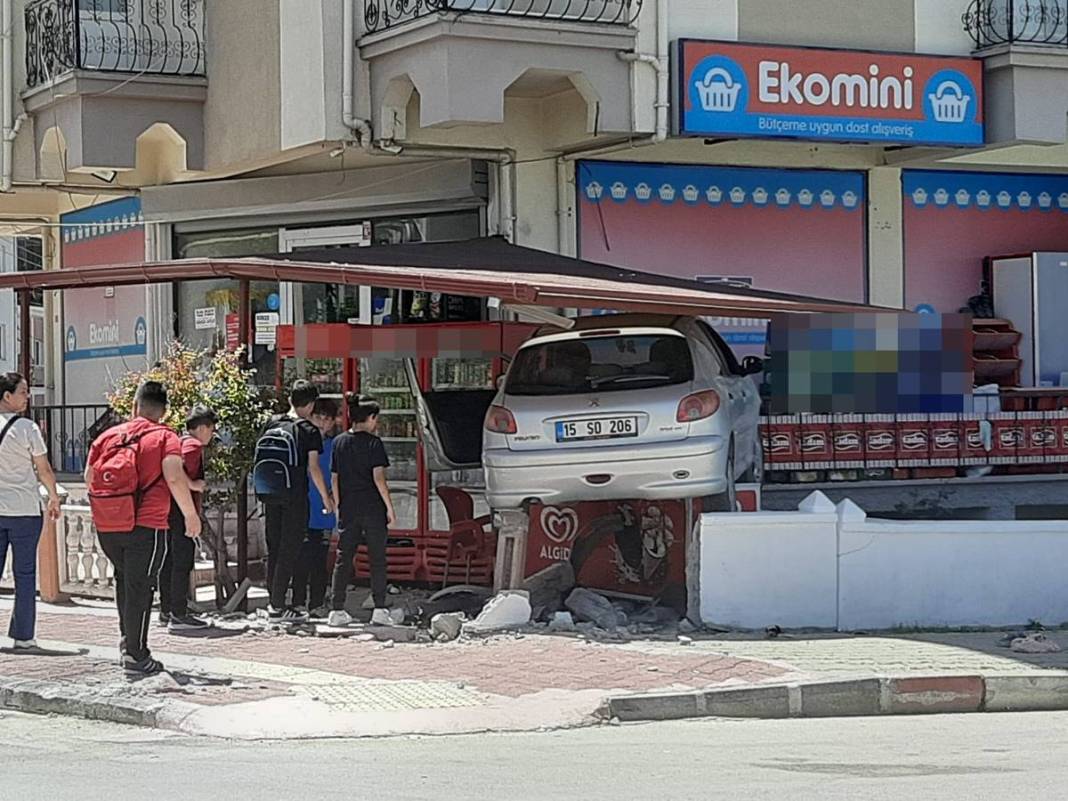 Markete dondurma almaya gidenler şaşkına döndü! Kaza yapan araç, buzdolabının üstüne kondu 9